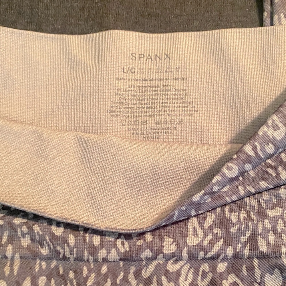 SPANX Gray and Cream Patterned Top